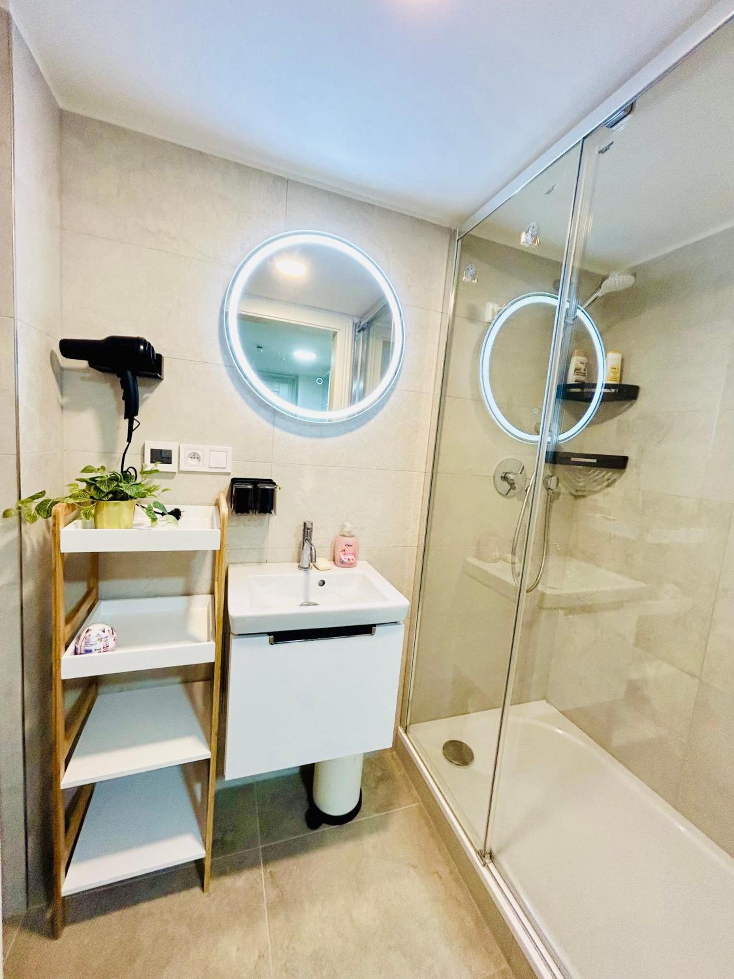 Cozy Design Homestay With Terrace Prága Kültér fotó