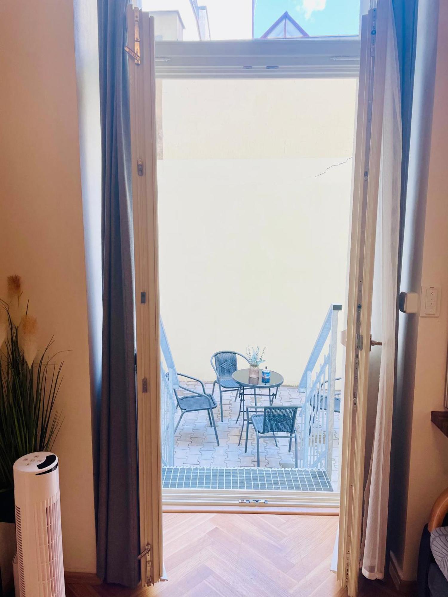 Cozy Design Homestay With Terrace Prága Kültér fotó